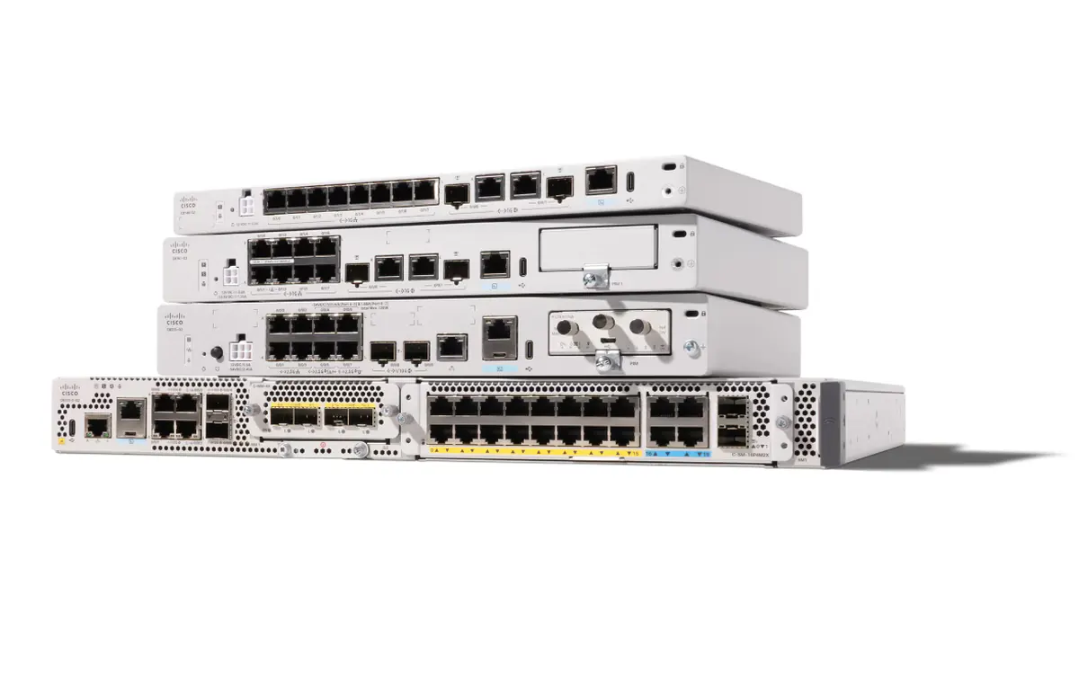 Cuatro routers Cisco Catalyst 8000 Edge apilados