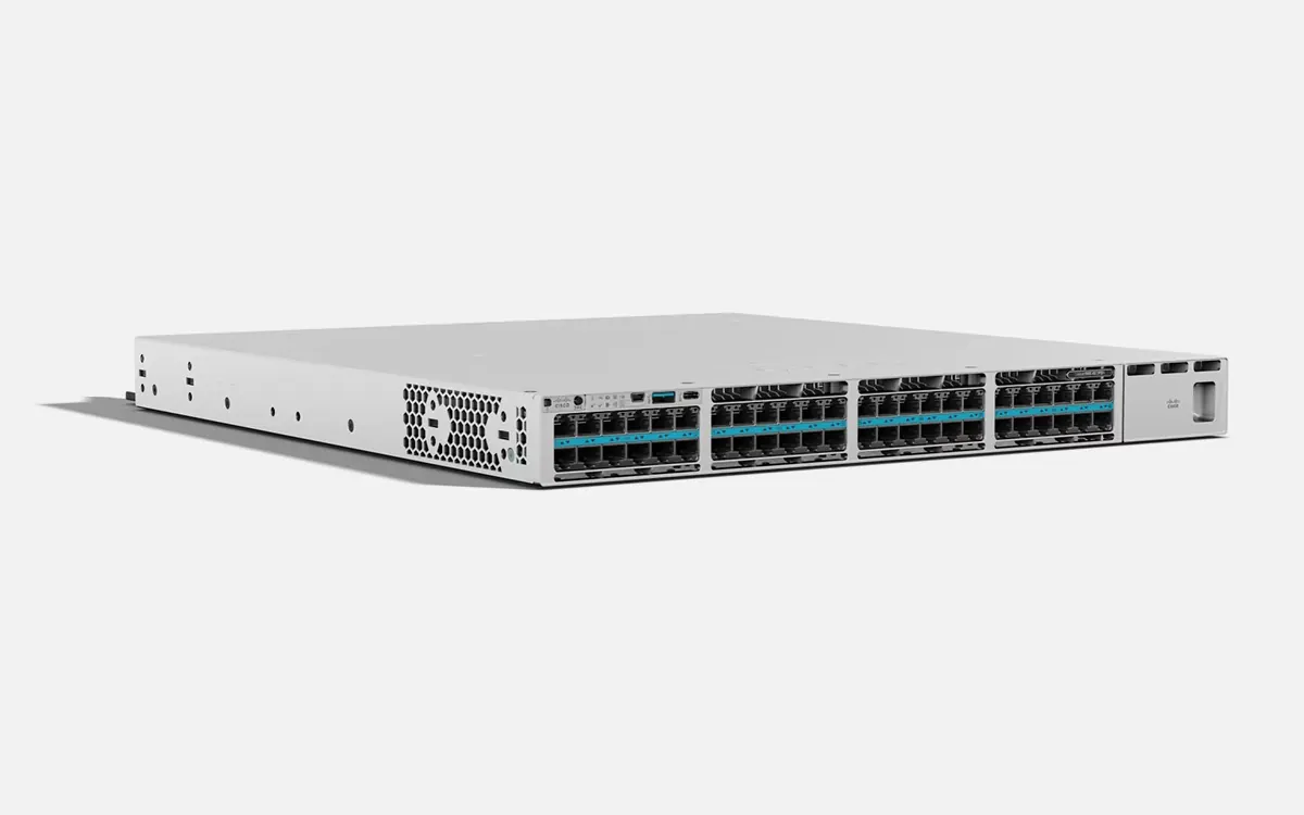 Switch Cisco Catalyst 9300 de 48 puertos visto en ángulo