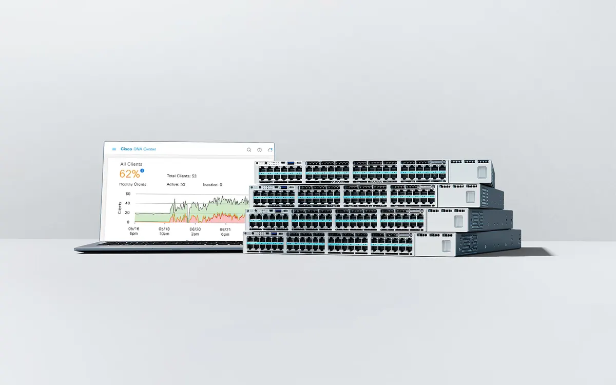 Switches Cisco Catalyst 9300 apilados junto a un portátil con la consola de Catalyst Center