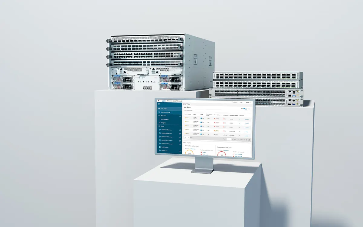 Switches Cisco Nexus de centro de datos junto a un monitor con Nexus Dashboard