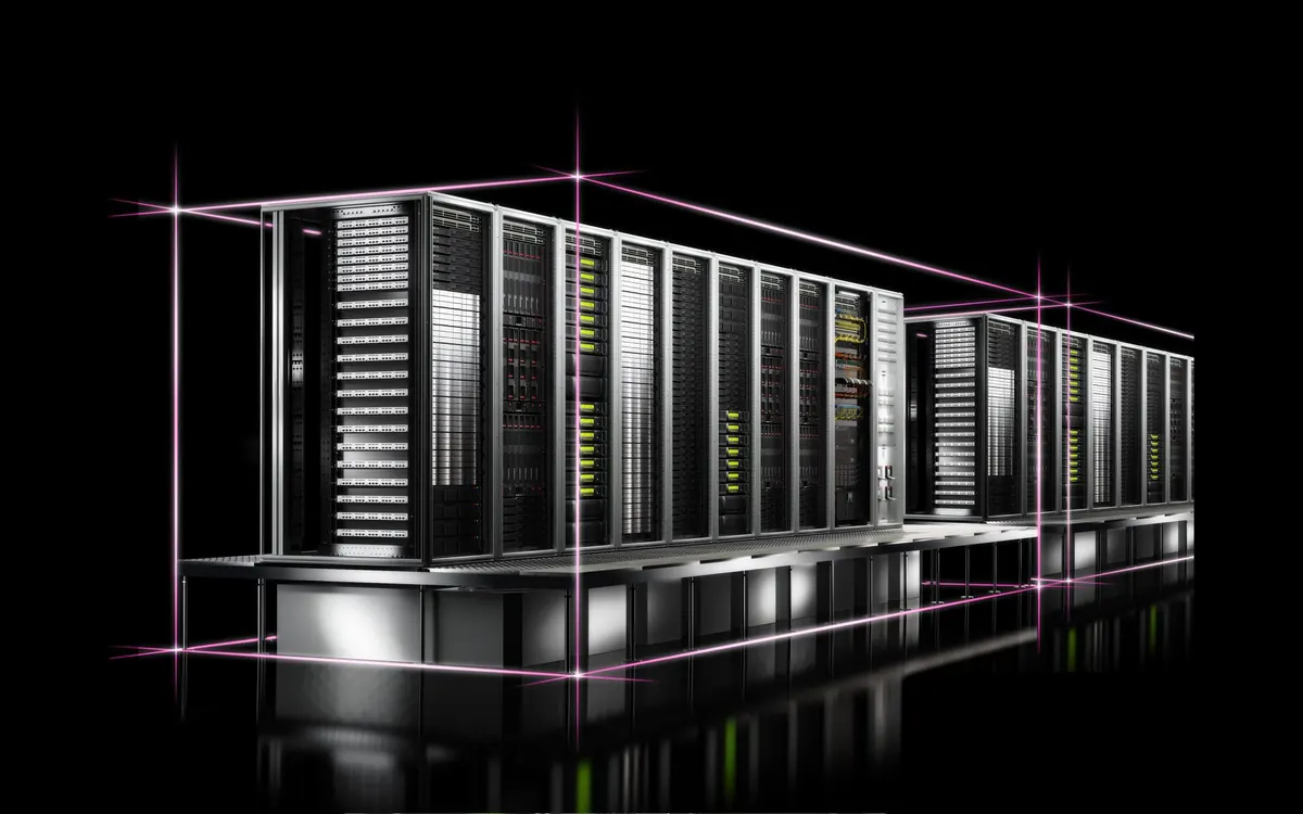 Filas de racks de un centro de datos modular de Rittal con estructura de contención iluminada