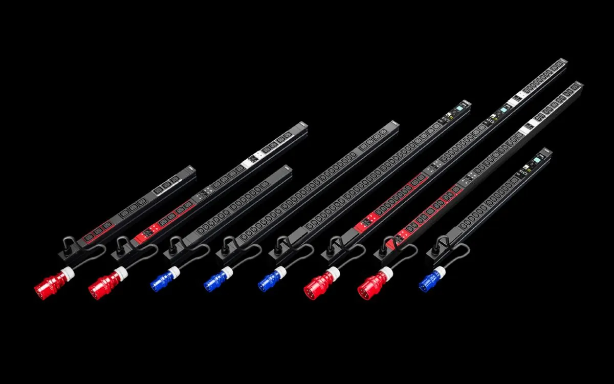 Regletas PDU verticales de Rittal con conectores de energía rojos y azules
