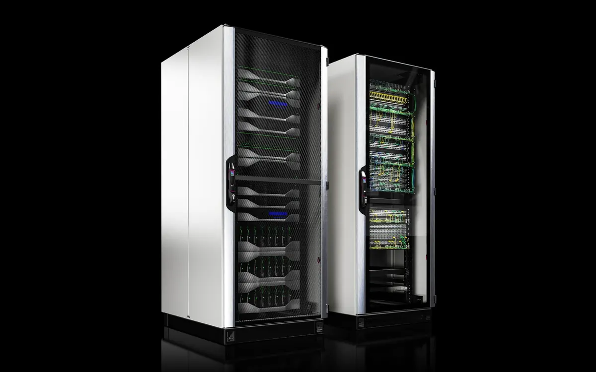 Dos racks IT de Rittal, uno cerrado y otro abierto con servidores y cableado