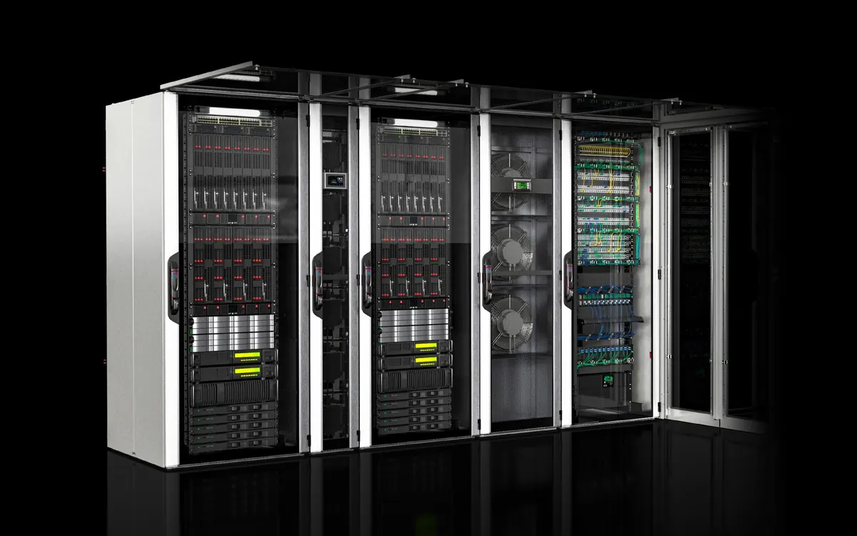 Pasillo de racks de Rittal con servidores, unidades de refrigeración y paneles de red