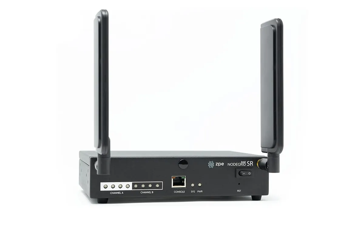 Nodegrid Bold SR de ZPE Systems con dos antenas, visto en ángulo