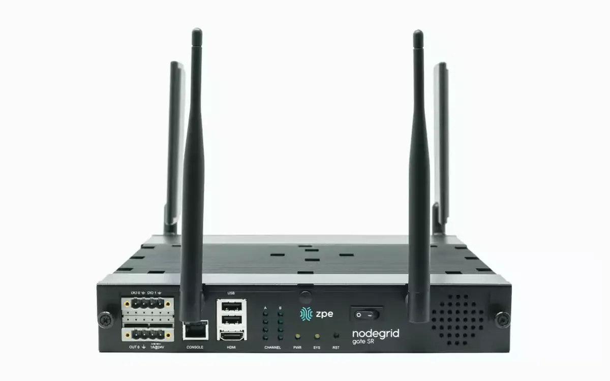 Nodegrid Gate SR de ZPE Systems con cuatro antenas