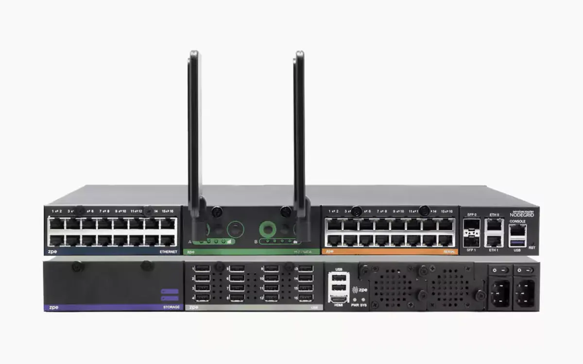 Nodegrid Net SR de ZPE Systems con módulos de red, serie y almacenamiento y dos antenas